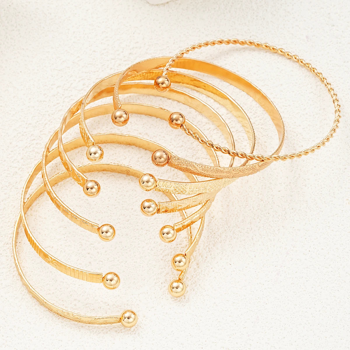 Noverlla™ 7-Piece Gold Heart Bracelet Set – Trendy Fashion Bangles for Women