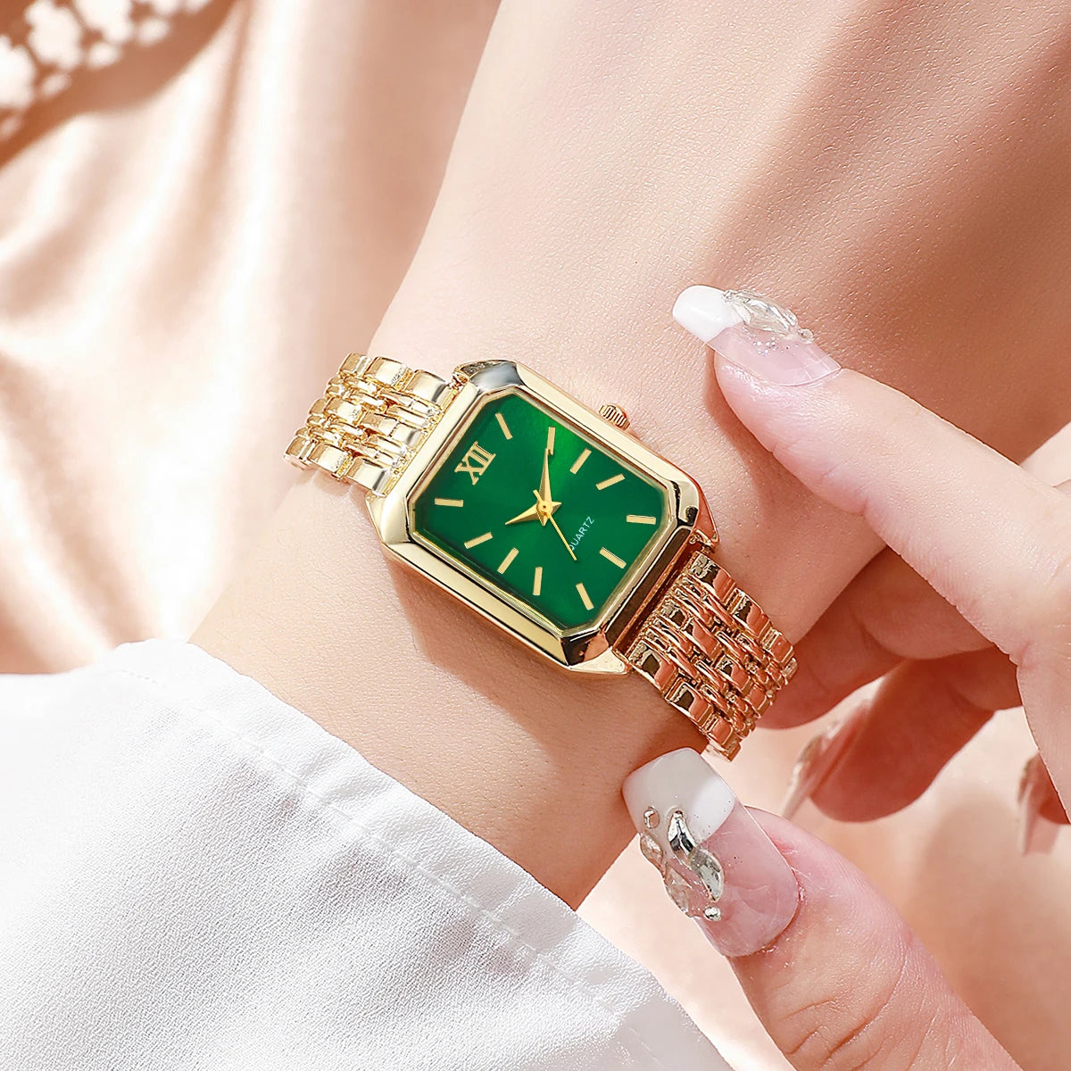 Elegant Gold Women's Gift Set – Quartz Watch with Matching Jewelry Collection