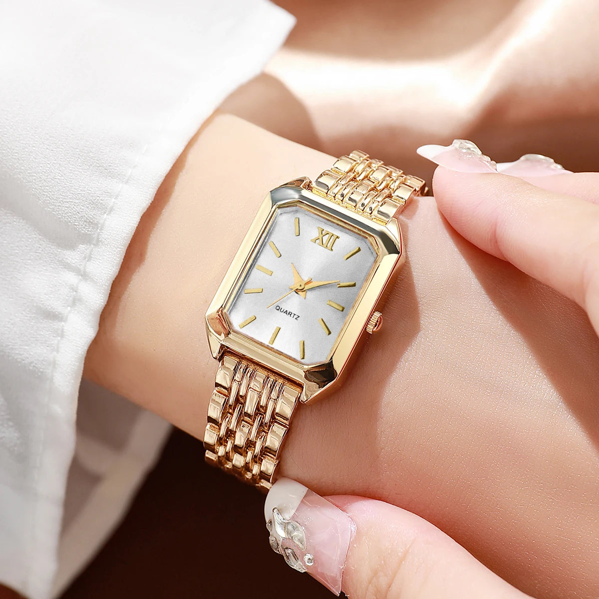 Elegant Gold Women's Gift Set – Quartz Watch with Matching Jewelry Collection