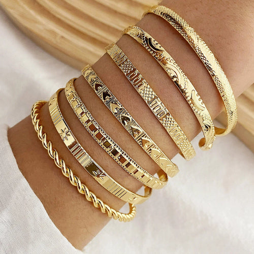 Noverlla™ 7-Piece Gold Heart Bracelet Set – Trendy Fashion Bangles for Women