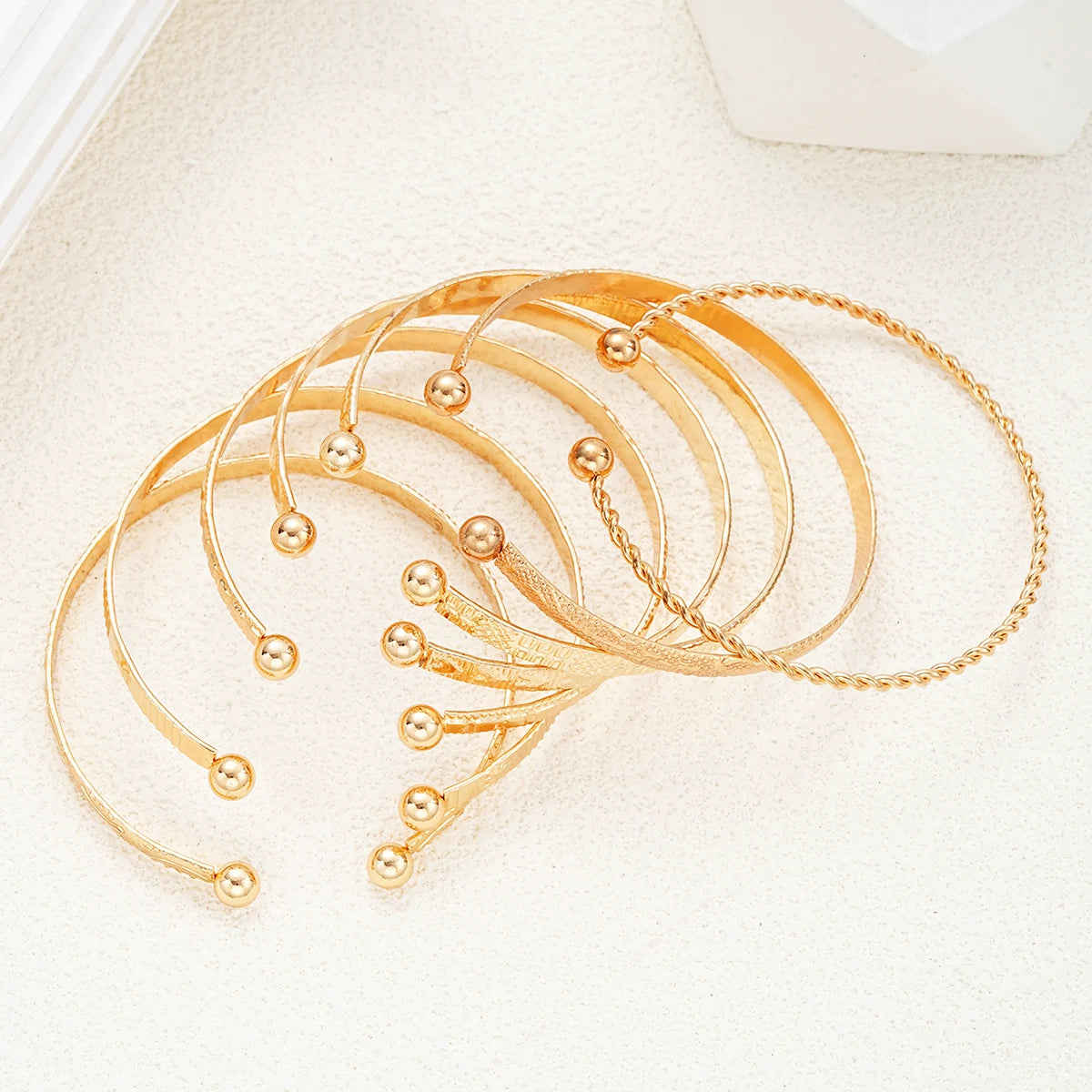 Noverlla™ 7-Piece Gold Heart Bracelet Set – Trendy Fashion Bangles for Women