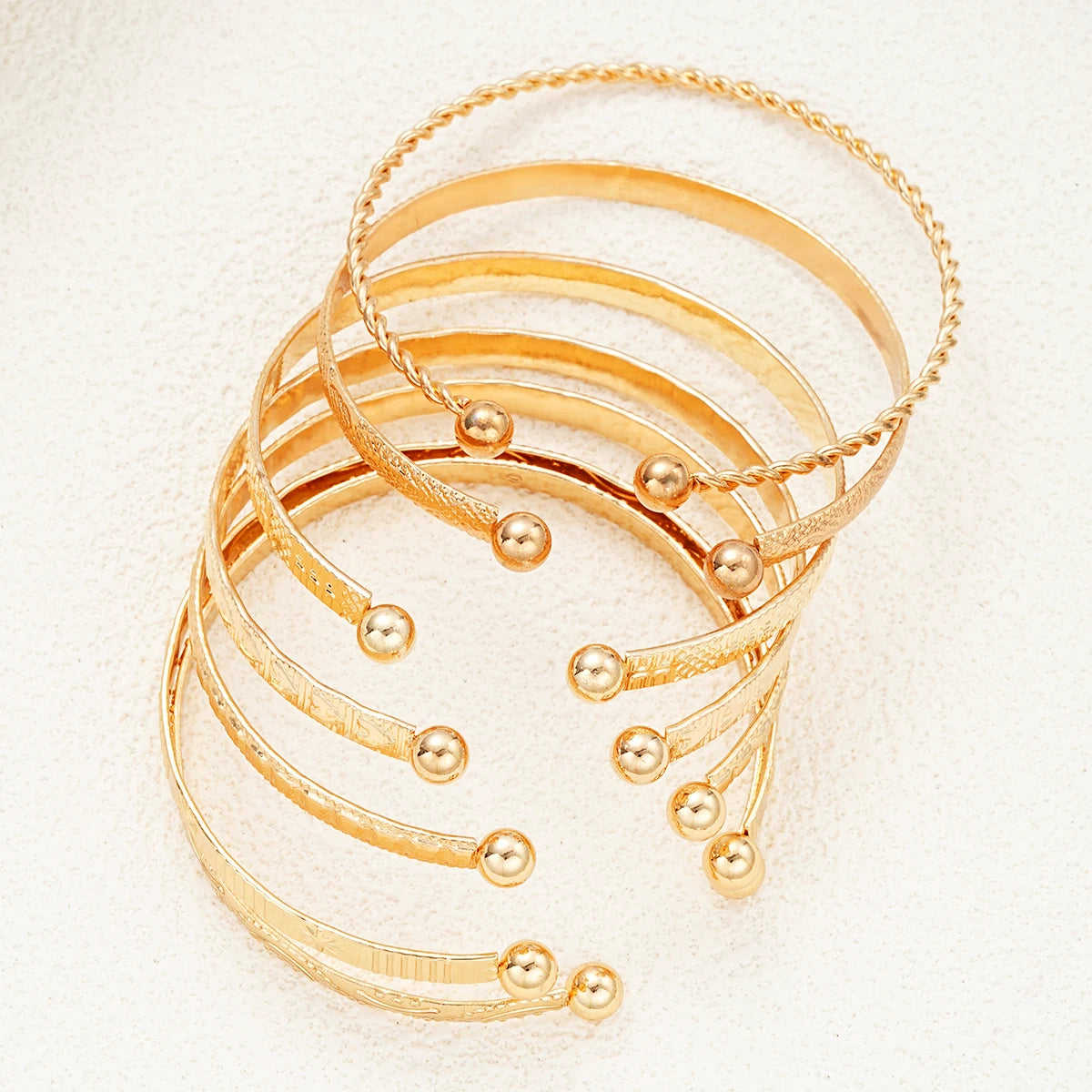 Noverlla™ 7-Piece Gold Heart Bracelet Set – Trendy Fashion Bangles for Women