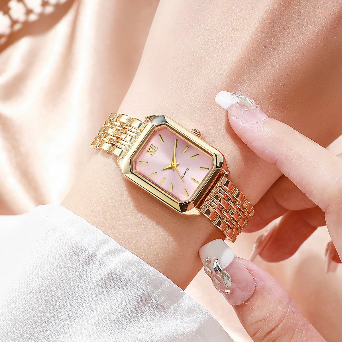 Elegant Gold Women's Gift Set – Quartz Watch with Matching Jewelry Collection